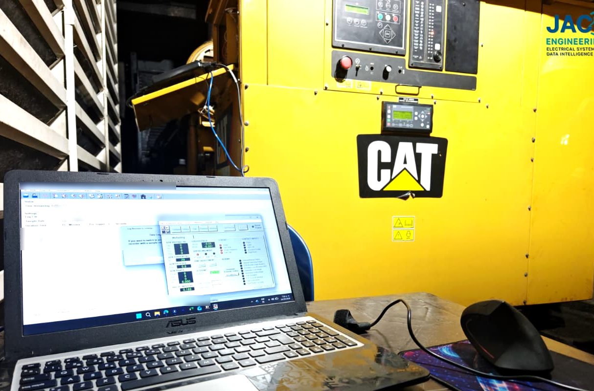 Portátil con Cat ET registrando datos de un grupo electrógeno Caterpillar en campo