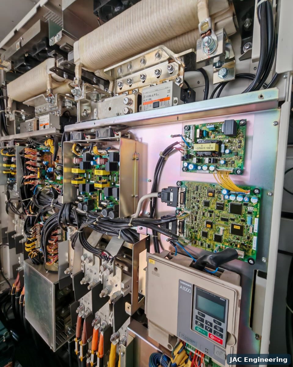 Variador de frecuencia abierto durante un diagnóstico en campo de JAC Engineering: tarjetas de control, drivers de compuerta y reactores
